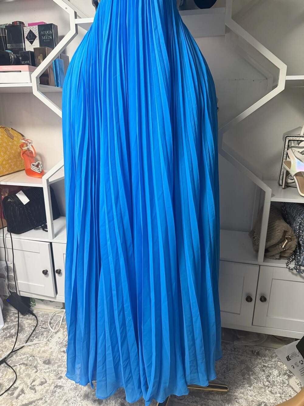 Ever New cut-out tie back plisse maxi dress in baby blue - Picture 4 of 6
